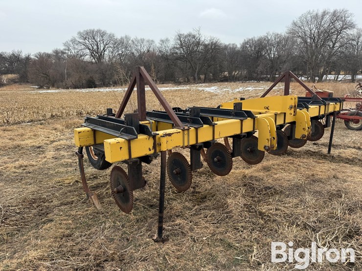 landoll-7-shank-chisel-plow-image-3