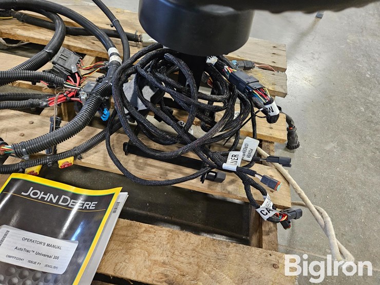 john-deere-300-image-6