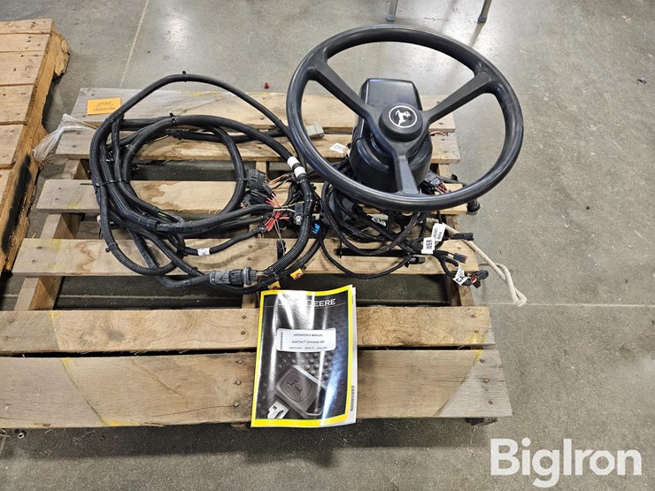 john-deere-300-image-2