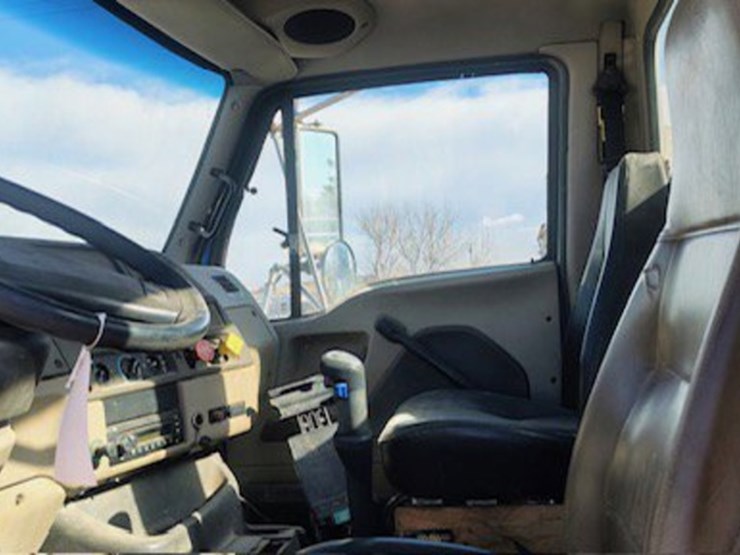 2009-sterling-lt9500-image-5