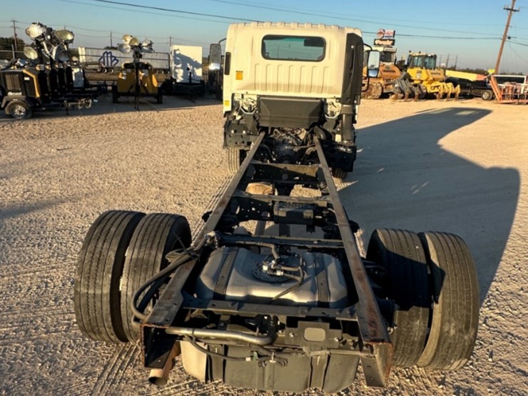 2021-isuzu-npr-image-6