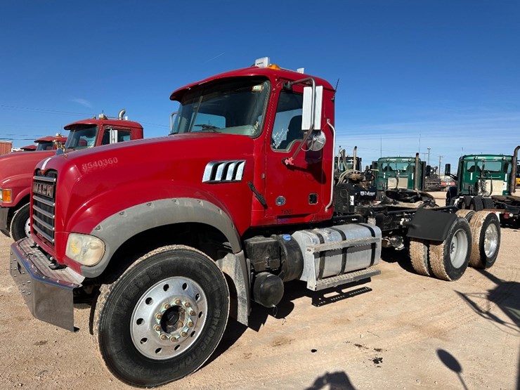 2020-mack-granite-image-1