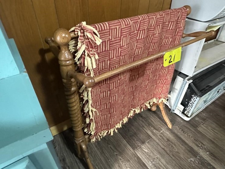 oak-quilt-rack-stand-image-4