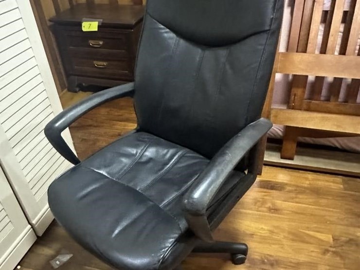 leather-office-chair-image-2