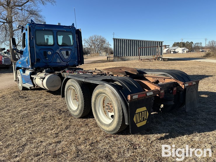2011-freightliner-cascadia-125-image-7