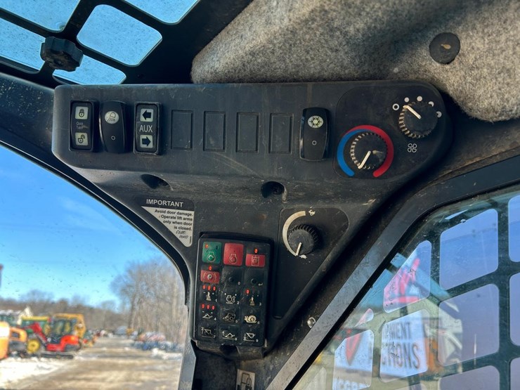 2015-deere-323e-image-25