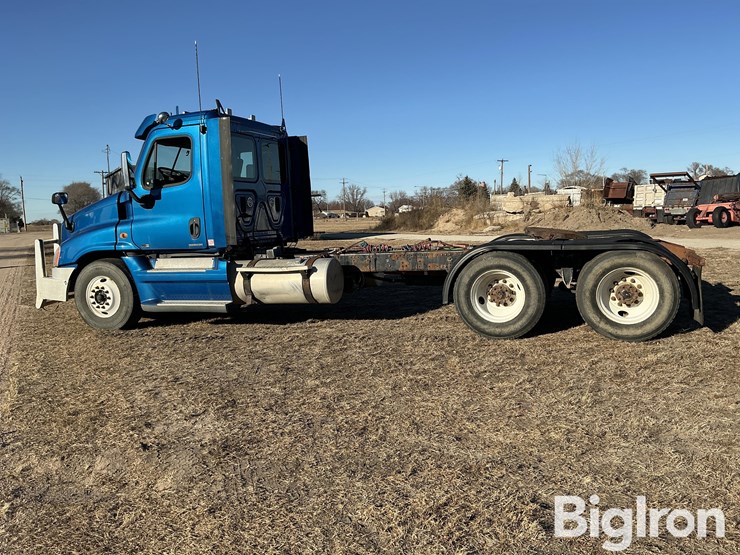 2011-freightliner-cascadia-125-image-8