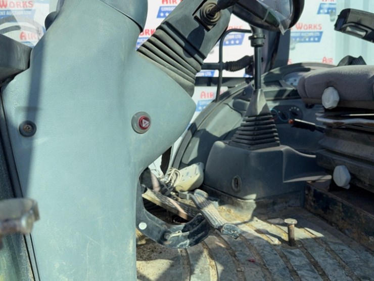 new-holland-b95b-image-25