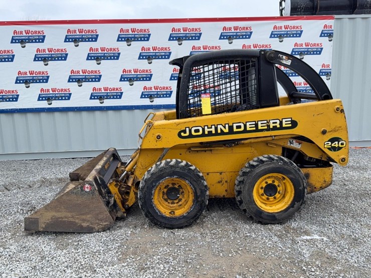 2005-john-deere-240-image-1