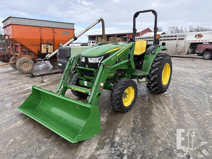 2017-john-deere-4044m-image-2