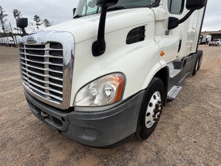 #226-•-2018-freightliner-cascadia-image-20