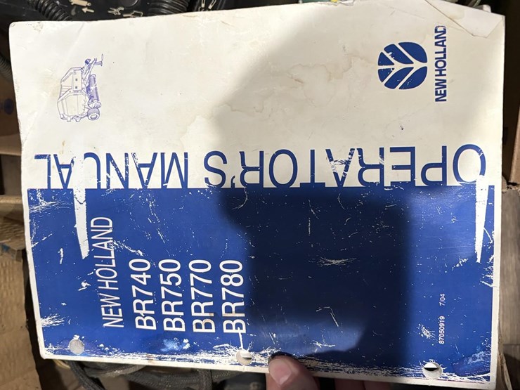 2007-new-holland-br750a-image-15