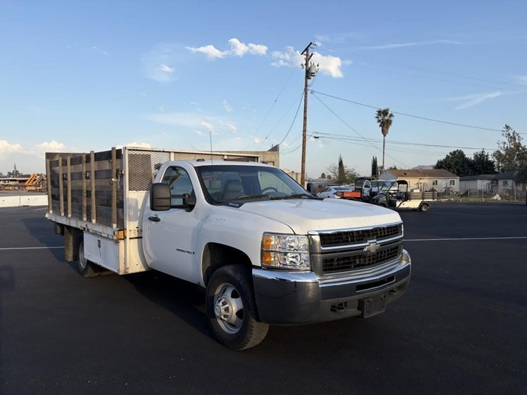 2008-chevrolet-3500-image-2