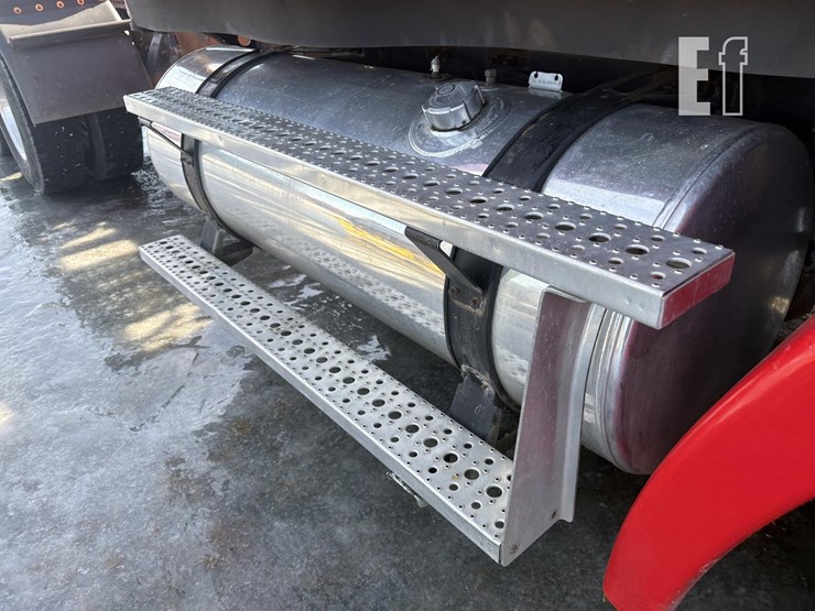 2004-freightliner-columbia-112-image-9