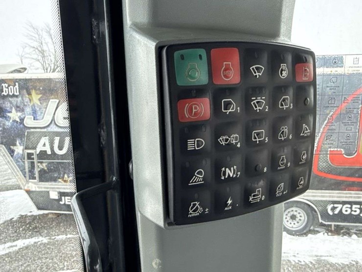 2023-deere-700l-image-26