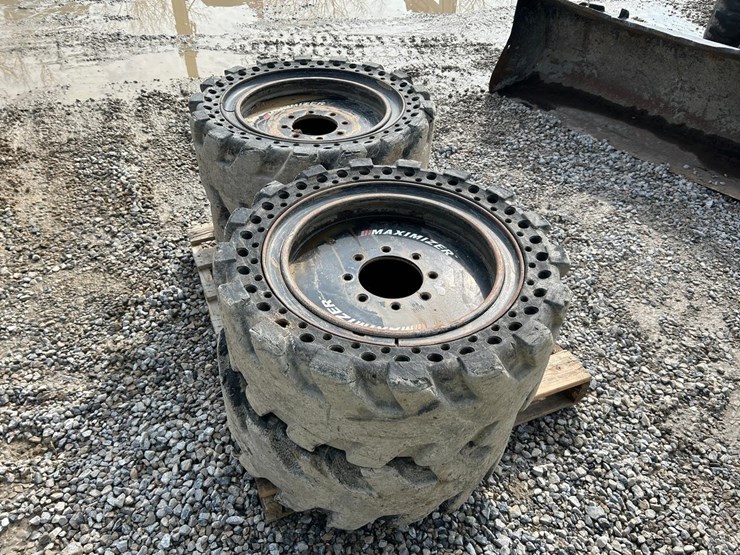33x12-20-solid-skid-steer-tires-image-2