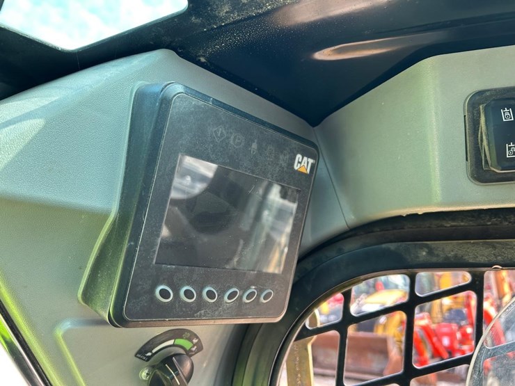 2017-caterpillar-262d-image-17