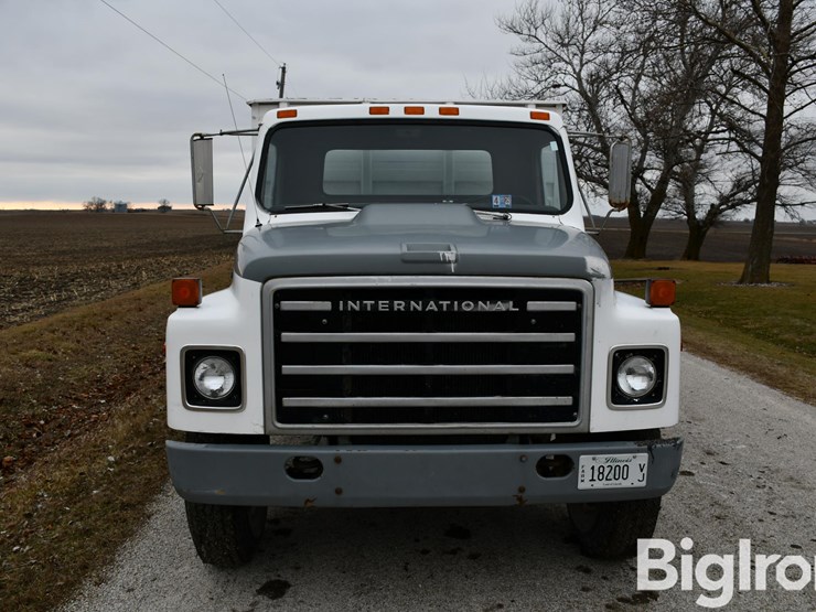 1981-international-1724-s/a-grain-truck-image-2