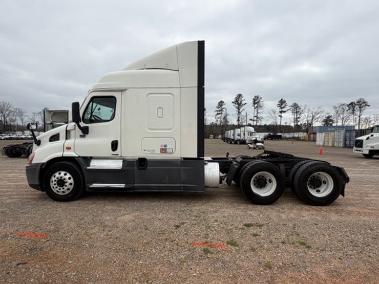 #226-•-2018-freightliner-cascadia-image-5