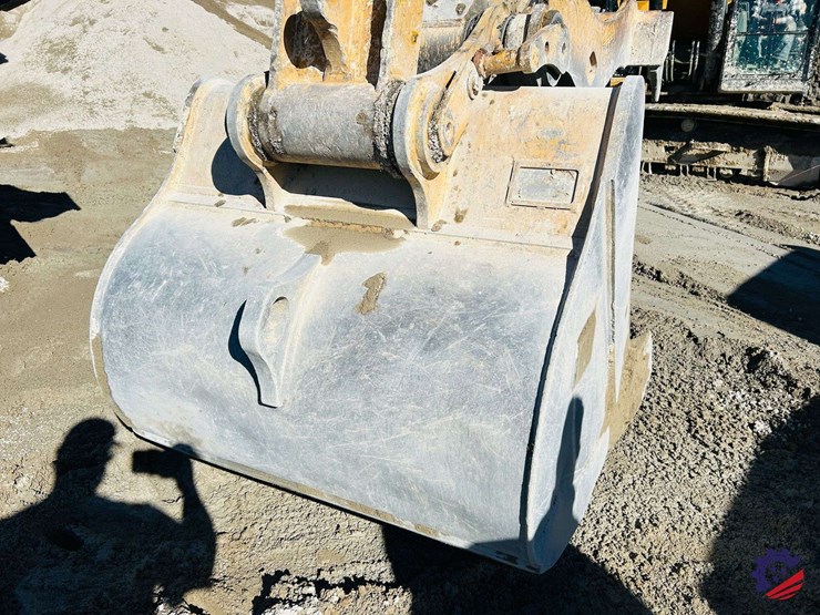 cat-54-in-excavator-tooth-bucket-image-3