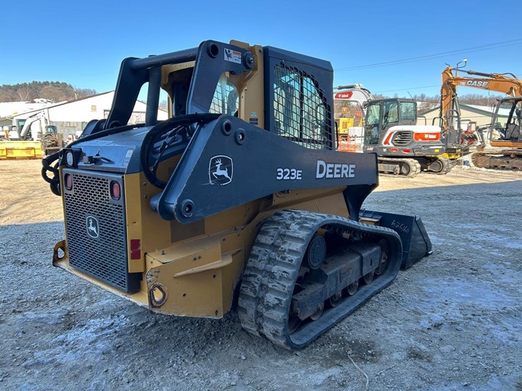 2015-deere-323e-image-4