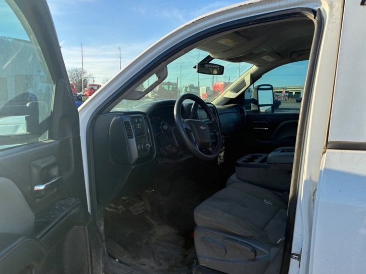 2015-chevrolet-silverado-2500hd-image-8