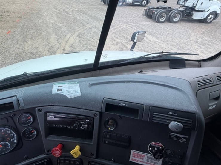 #226-•-2018-freightliner-cascadia-image-40