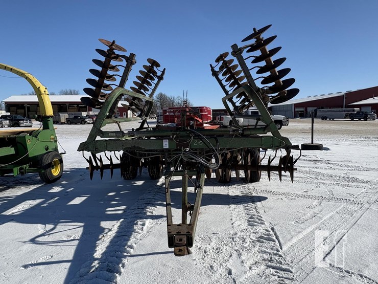 john-deere-235-image-2