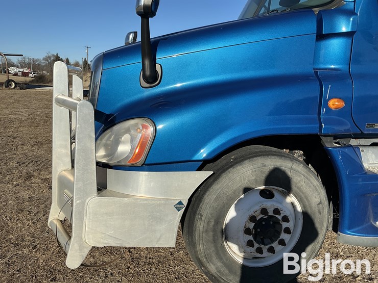 2011-freightliner-cascadia-125-image-20