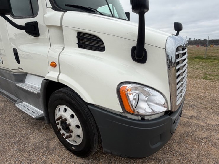 #226-•-2018-freightliner-cascadia-image-21