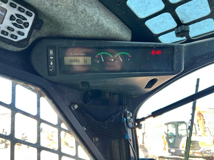 2015-deere-323e-image-21