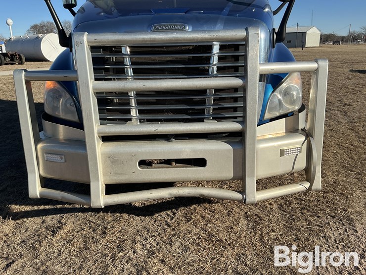 2011-freightliner-cascadia-125-image-18
