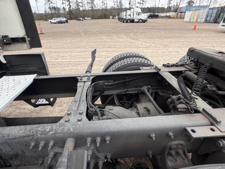 #226-•-2018-freightliner-cascadia-image-14