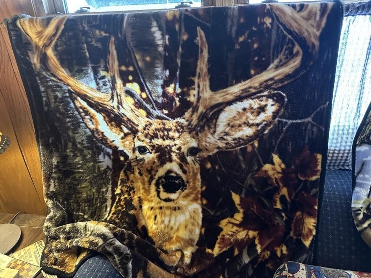 rustic-hunting-blankets-&-pillows-image-12