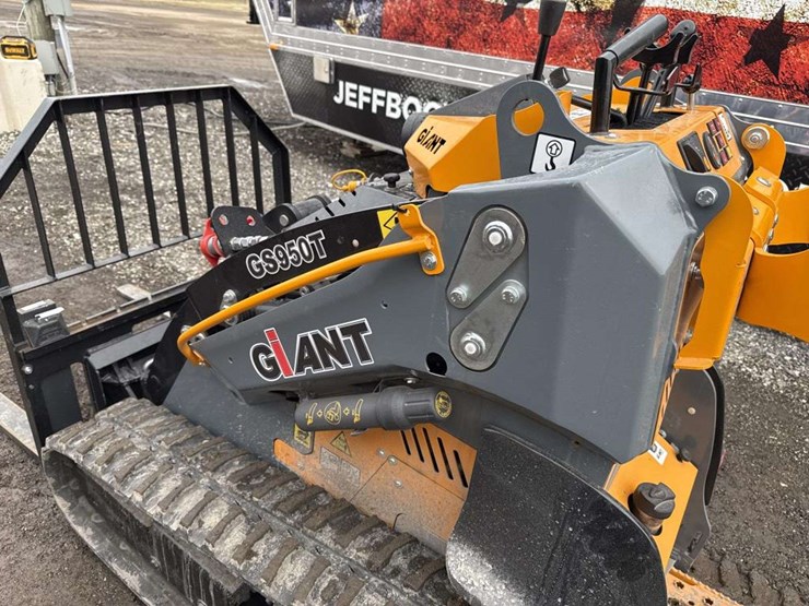 giant-gs950t-mini-skid-steer-image-12