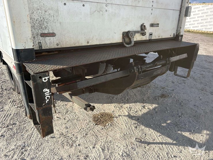 2004-isuzu-npr-image-13