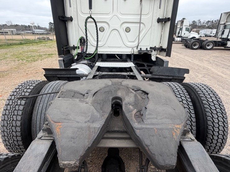 #226-•-2018-freightliner-cascadia-image-11