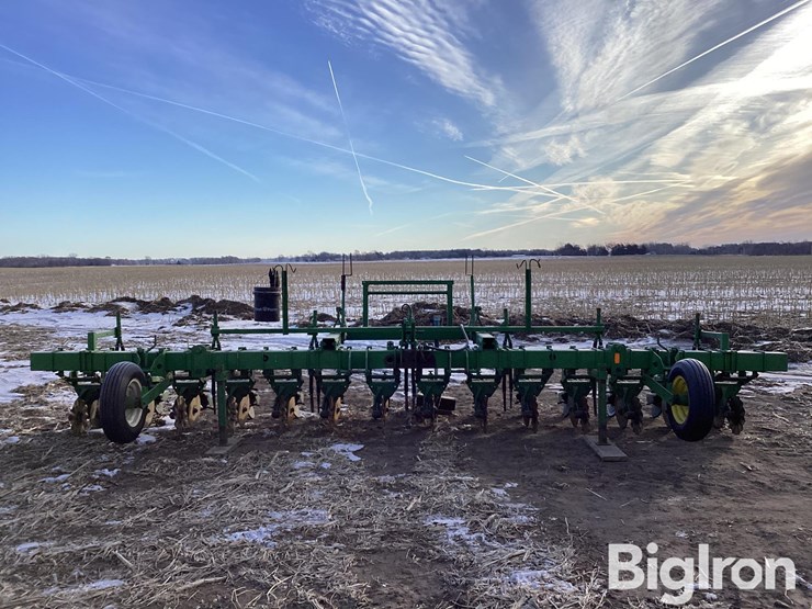 14r20"-dry-fertlilizer-applicator-image-2