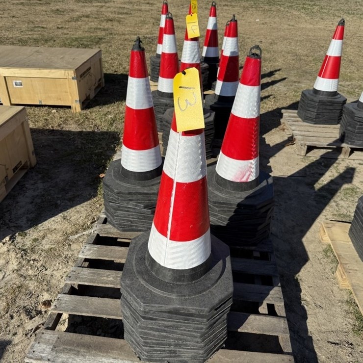 25 TRAFFIC CONES