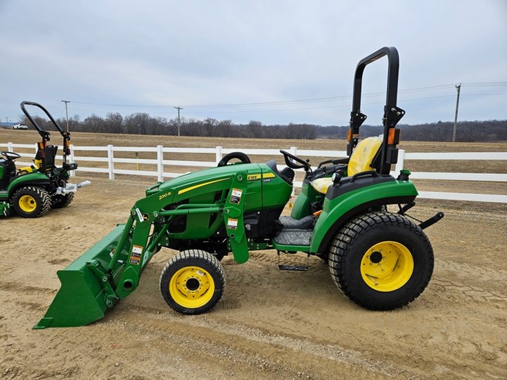 2025-john-deere-2038r-image-2