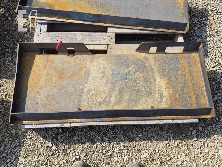 heavy-duty-skid-steer-mounting-plate-image-1