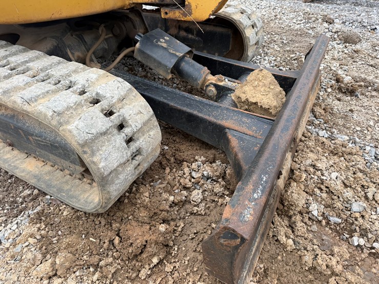 2014-caterpillar-302.7d-image-30