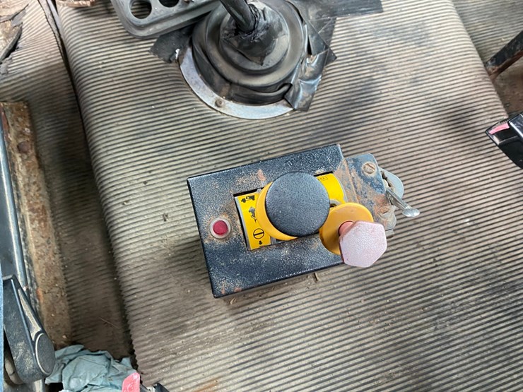 1994-freightliner-day-cab-semi-image-44