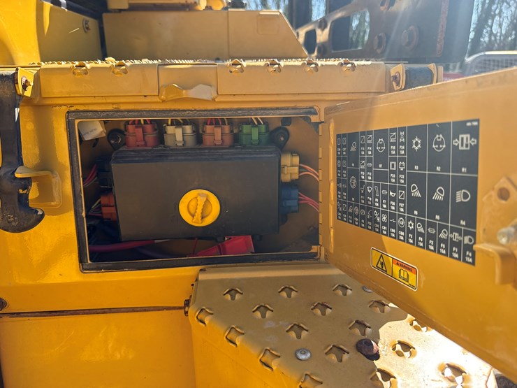 2015-caterpillar-d6t-lgp-image-54