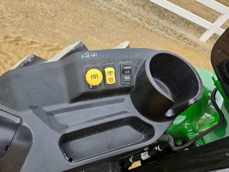 2025-john-deere-5067e-image-27