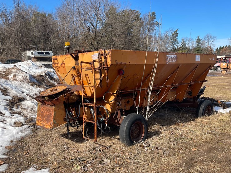 #13023-•-henderson-chief-spreader-image-3