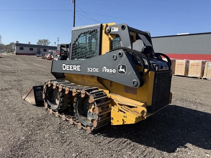 2014-deere-320e-image-5