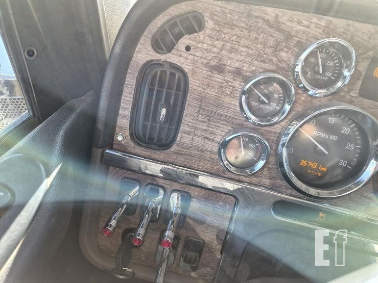 2013-peterbilt-388-image-23