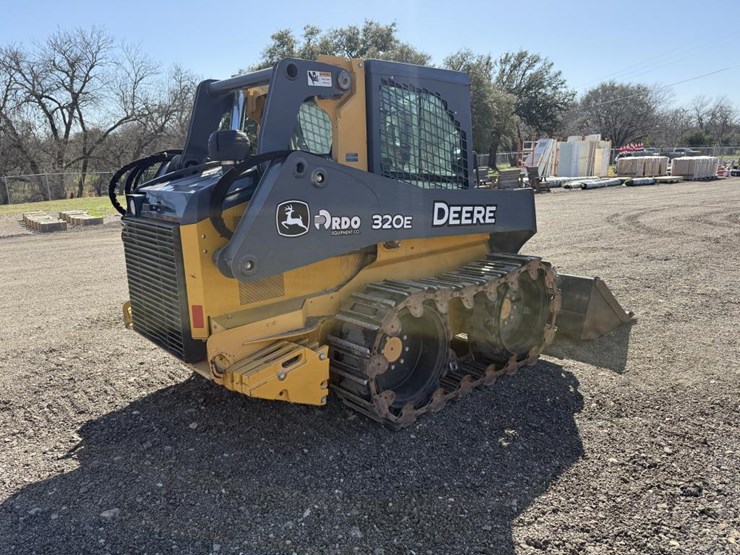 2014-deere-320e-image-3