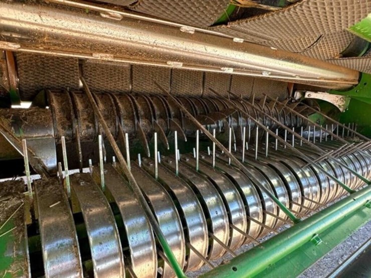 2020-john-deere-560m-image-12